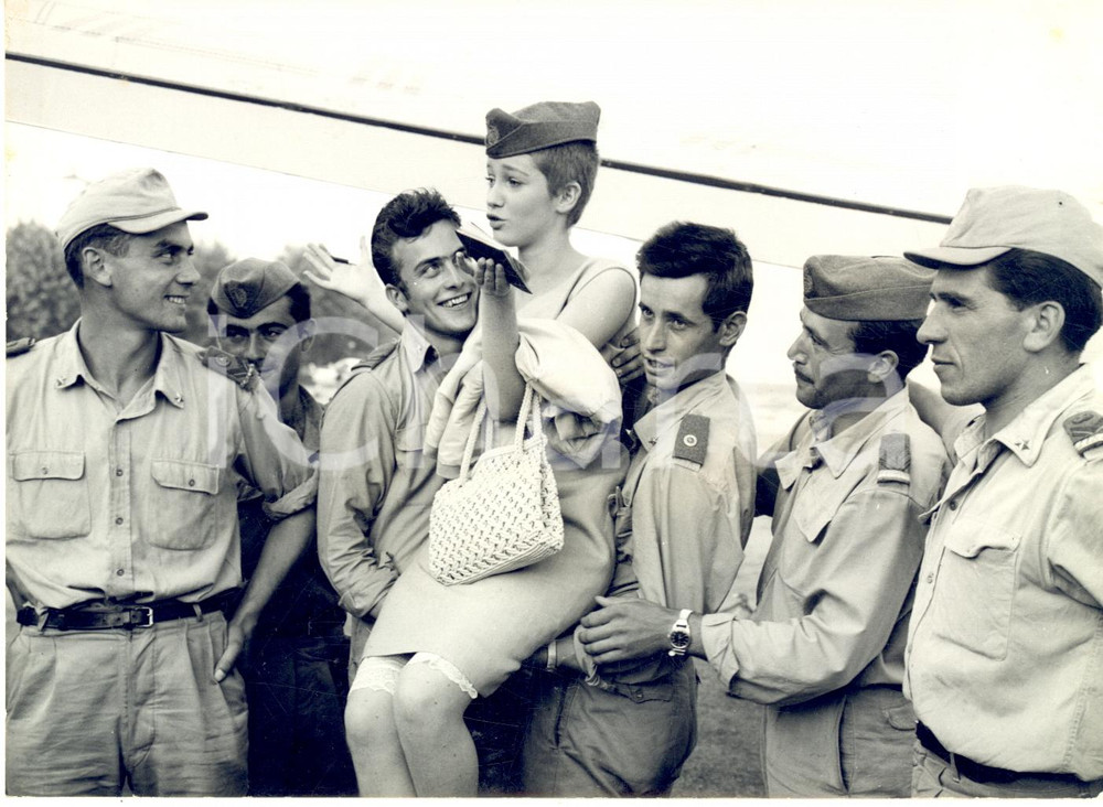 1959 VENEZIA Mostra del Cinema - Carla GRAVINA tra i militari dell'aeroporto