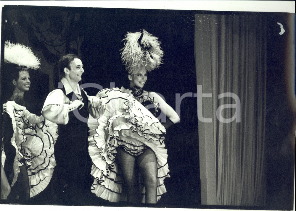Fotografia d epoca originale 1970 ca PARIS CABARET  Ballerini durante spettacolo di cancan Foto 30x20 cm 1