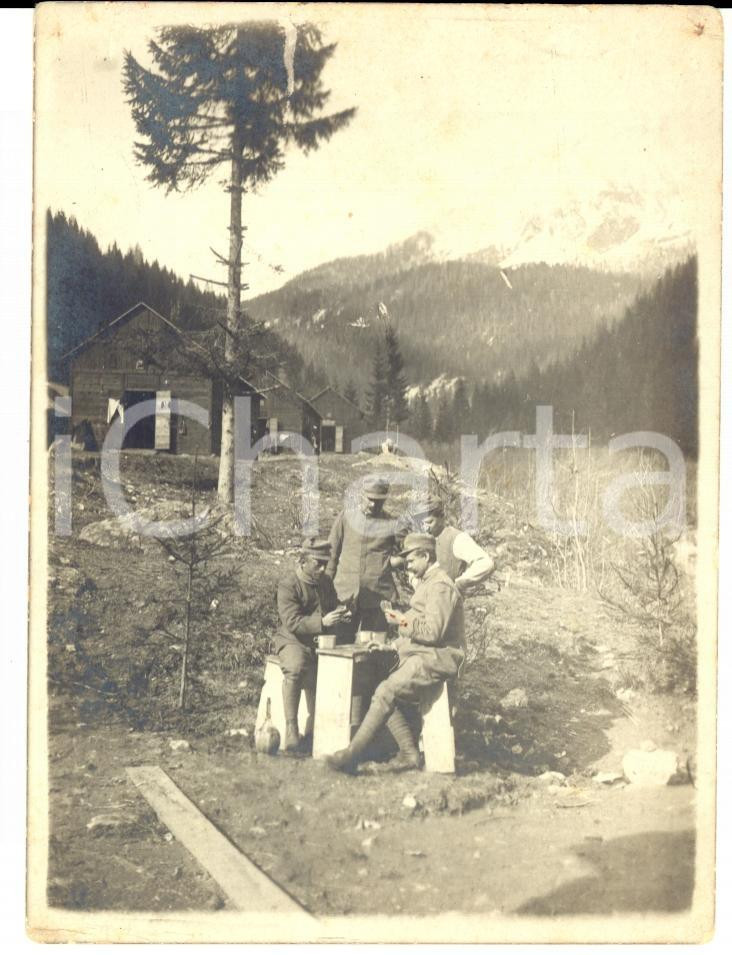 Fotografia d epoca originale 1915 ca WW1 ALPI GIULIE Partita a carte tra soldati di fanteria Foto 9 x 11 cm 1