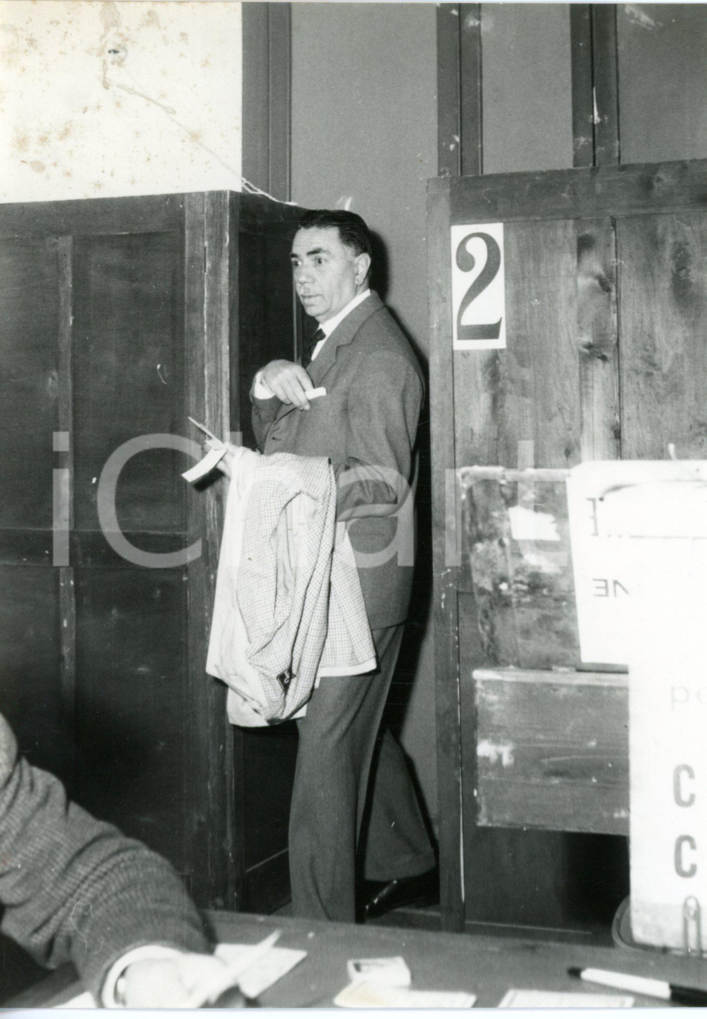 1960 GENOVA LICEO ANDREA DORIA Gelasio ADAMOLI all'uscita del seggio elettorale