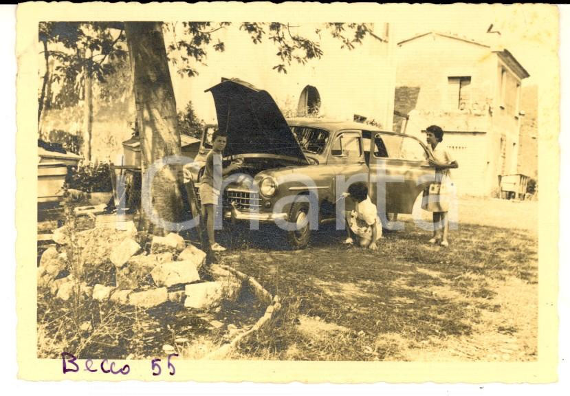 Fotografia d epoca originale 1955 Località BECCO LU Bambini sistemano un automobile Foto VINTAGE 10x7 cm 1