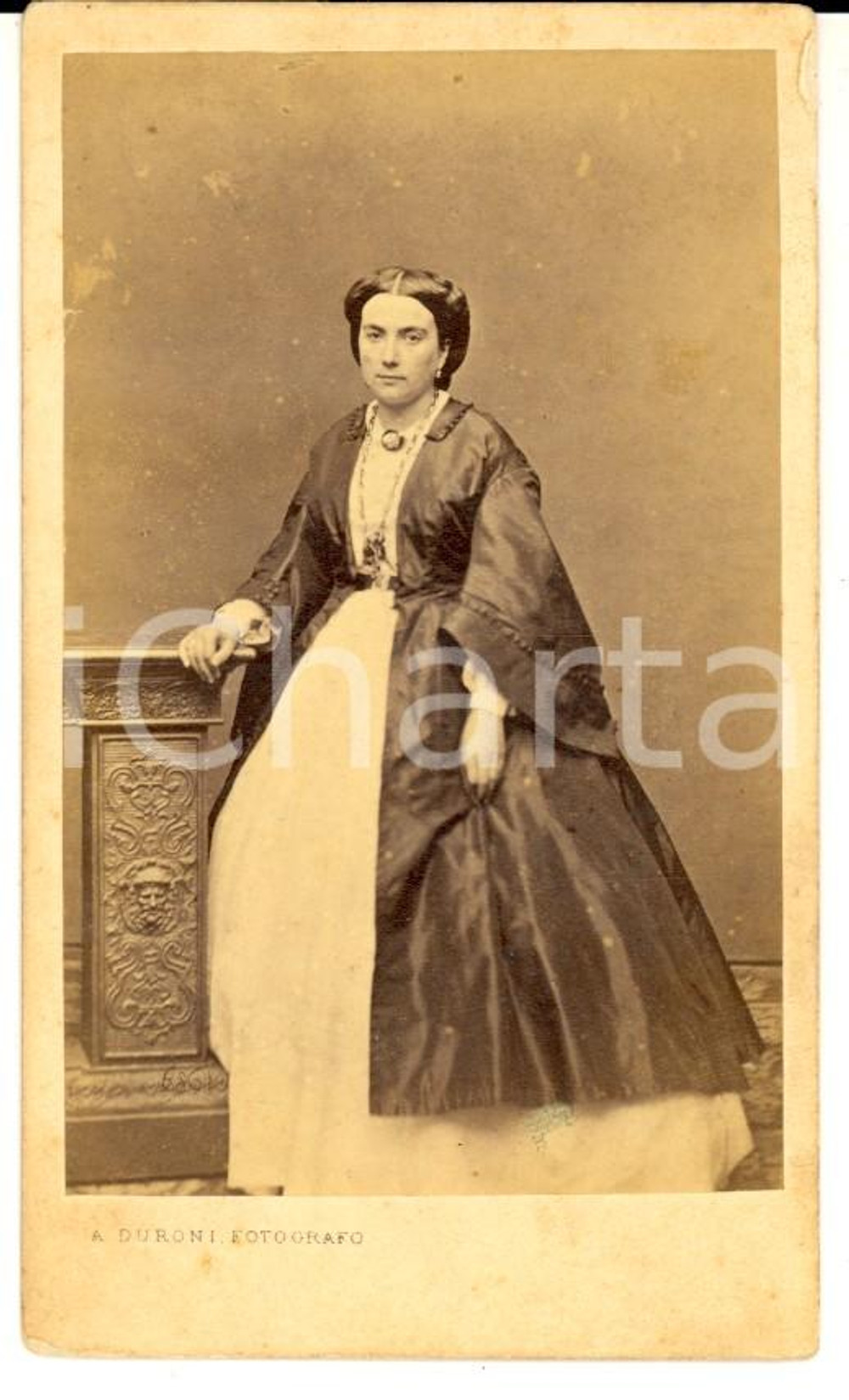 Fotografia d'epoca originale 1870 ca MILANO Ritratto femminile con mantella scura *Foto Alessandro DURONI 1