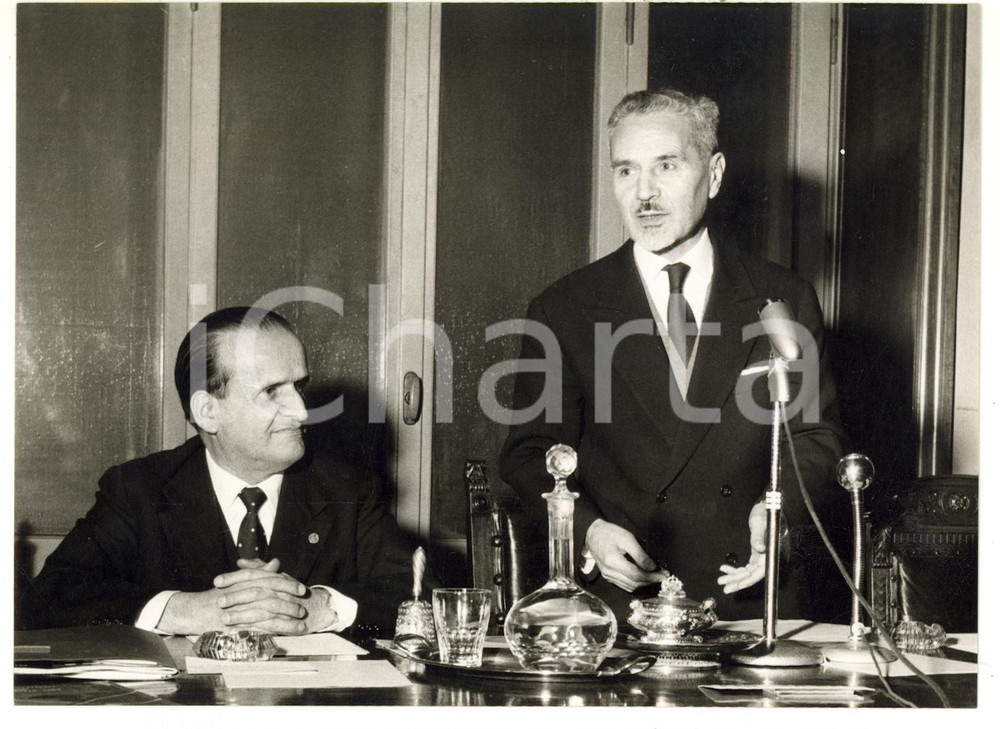 1958 MILANO Roberto TREMELLONI (IPR) e Umberto BALDINI (IAI) durante convegno   Fotografia d'epoca con didascalia coeva.  CONDIZIONI: G FORMATO: 18x13 cm     originale e autentica 1