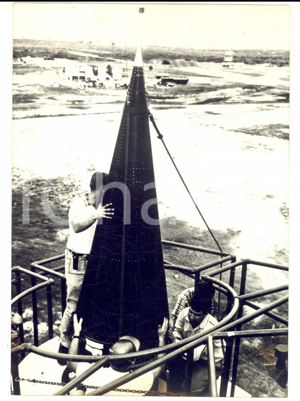 Fotografia d epoca originale 1958 US NAVY Tecnici NRL con il satellite VANGUARD sul razzo vettore Foto 13x18 1