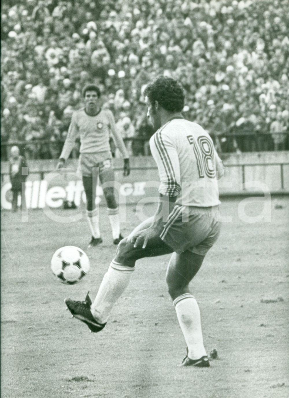 Fotografia d epoca originale 1978 BRASILE Calcio Gilberto ALVES detto GIL palleggia Nazionale ADIDAS Foto 1