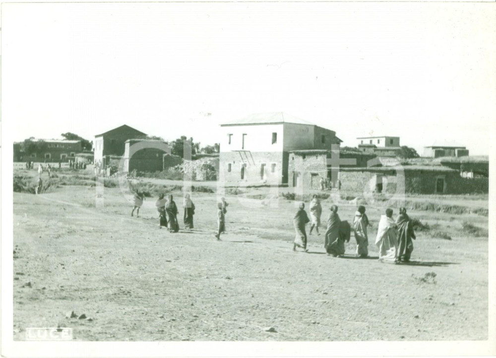 Fotografia d epoca originale 1935 MACALLE  ETIOPIA Donne indigene passeggiano per la cittÃ  Fotografia 1