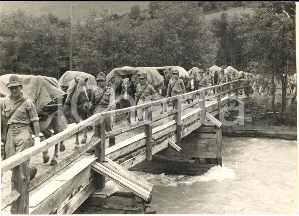 1957 BRUNICO Esercitazione LATEMAR 2 - ALPINI passano su un ponte con i muli 