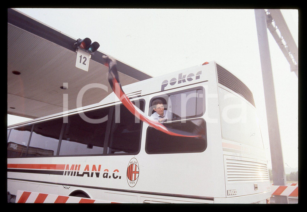 35mm vintage slide* 1988 MILAN Daniele MASSARO sventola bandiera dal pullman