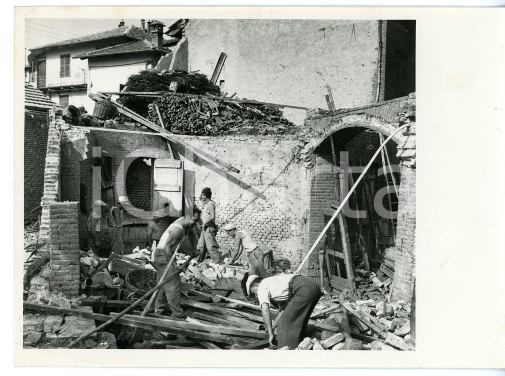 1957 ALLUVIONE GAGLIANICO-PONDERANO Operai al lavoro tra le macerie *Foto 18x13 Fotografia d'epoca con didascalia coeva.  CONDIZIONI: FAIR (piccole piegature angolari) FORMATO: 18x13 cm     originale e autentica 1
