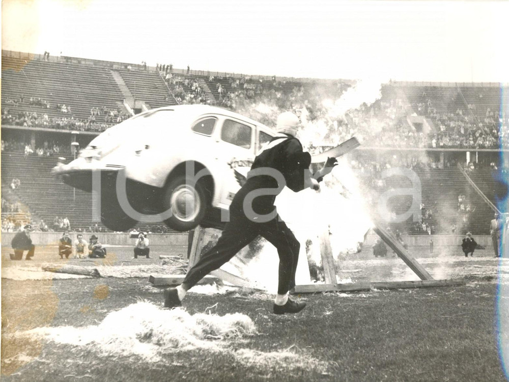 Fotografia d epoca originale 1953 BERLIN Olympic Stadium Crash  Campbell s Helldrivers  Burning car Photo 1