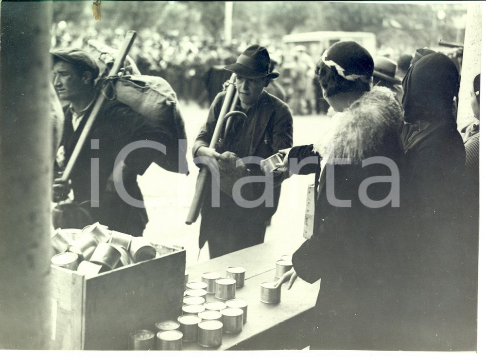 Fotografia d epoca originale 1931 CISTERNA DI LATINA Viveri e sigari a 1000 operai toscani OPERA COMBATTENTI 1