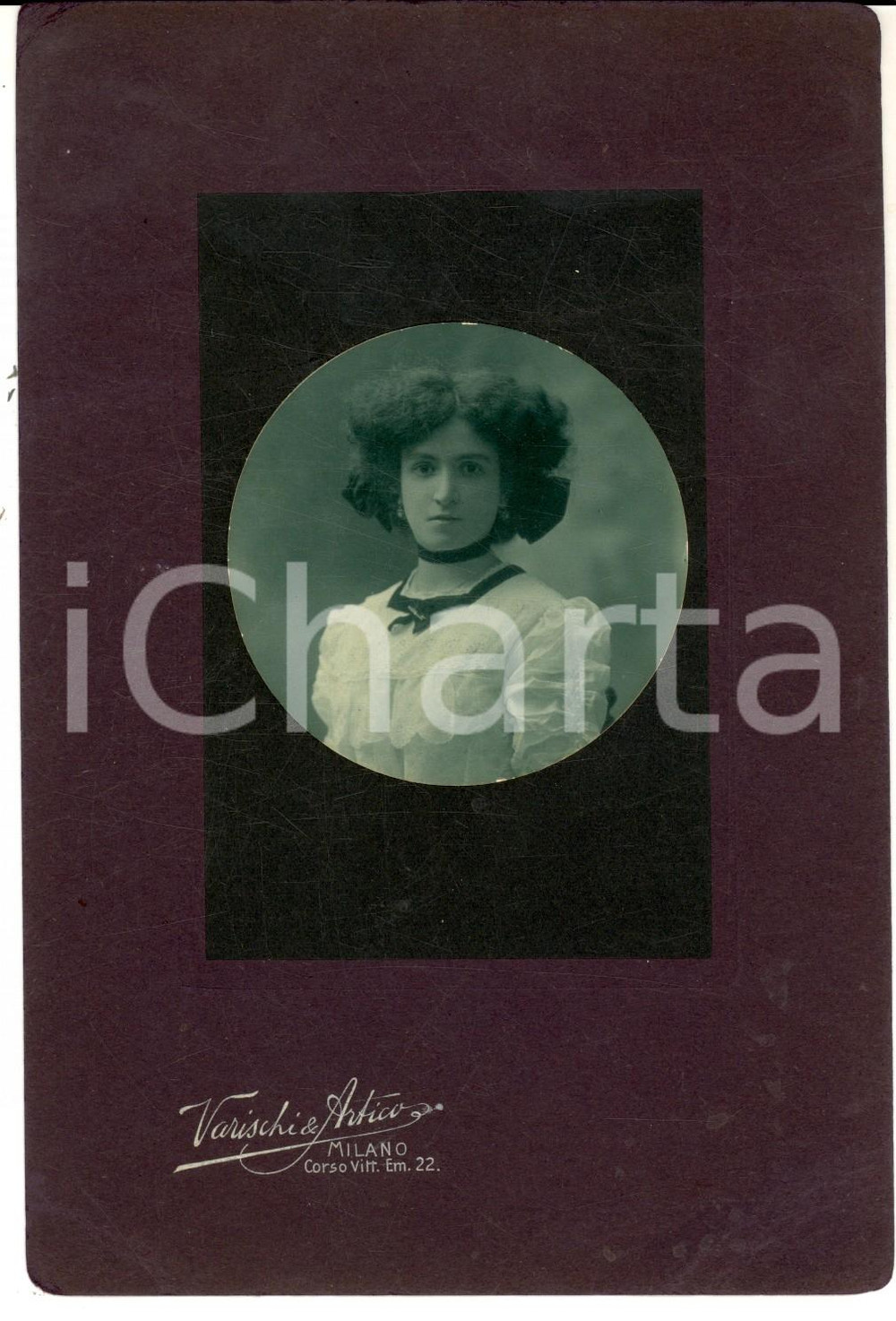 Fotografia d epoca originale 1910 ca MILANO Giovane donna con abito bianco Fotografia VARISCHI 13x18 1