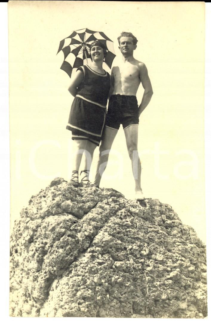 Fotografia d epoca originale 1930 ca SANREMO IM Coppia su un meteorite con ombrellino Foto Oscar VIANELLO 1