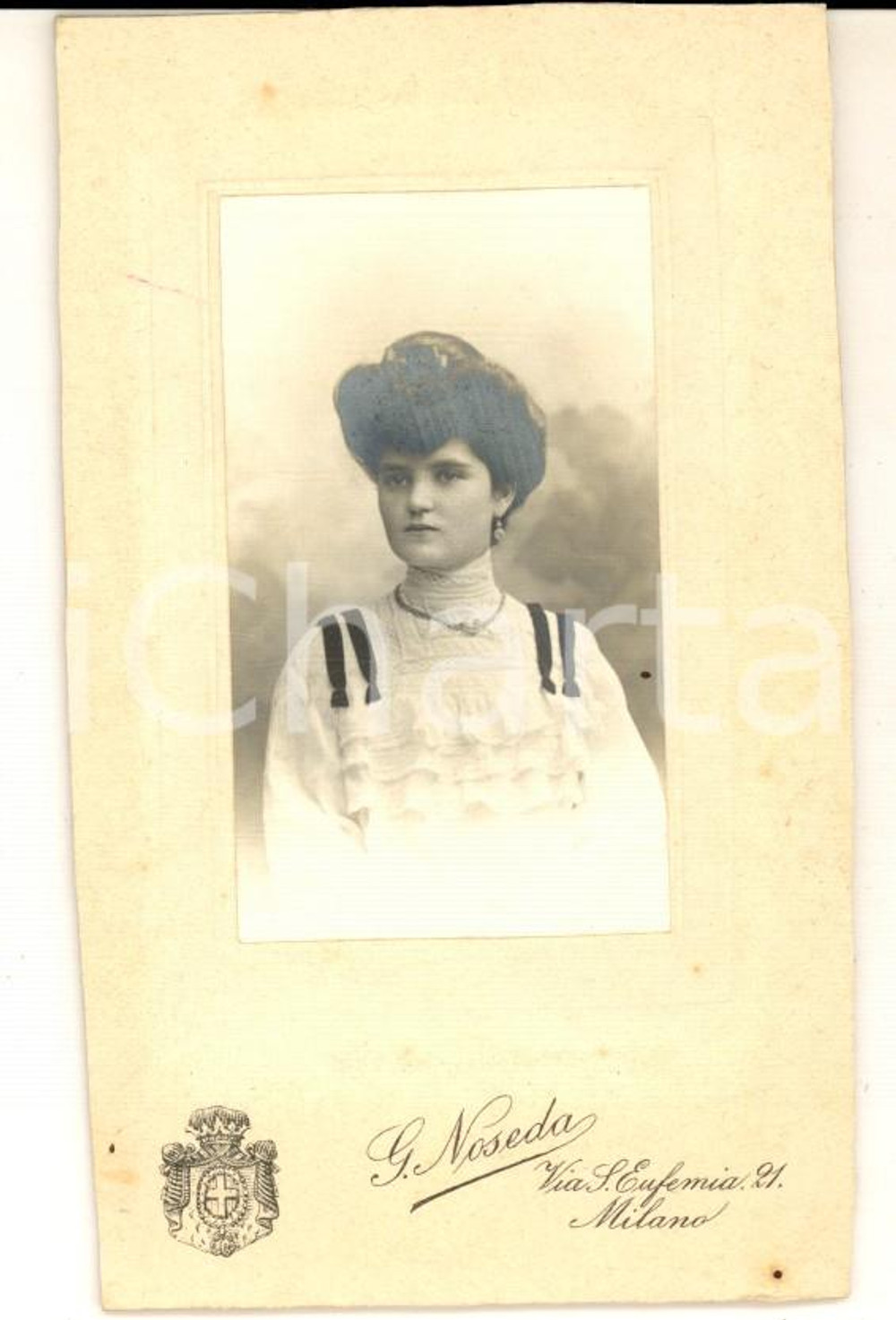 Fotografia d epoca originale 1910 ca MILANO Ritratto di donna con abito bianco Foto Gianandrea NOSEDA CDV 1