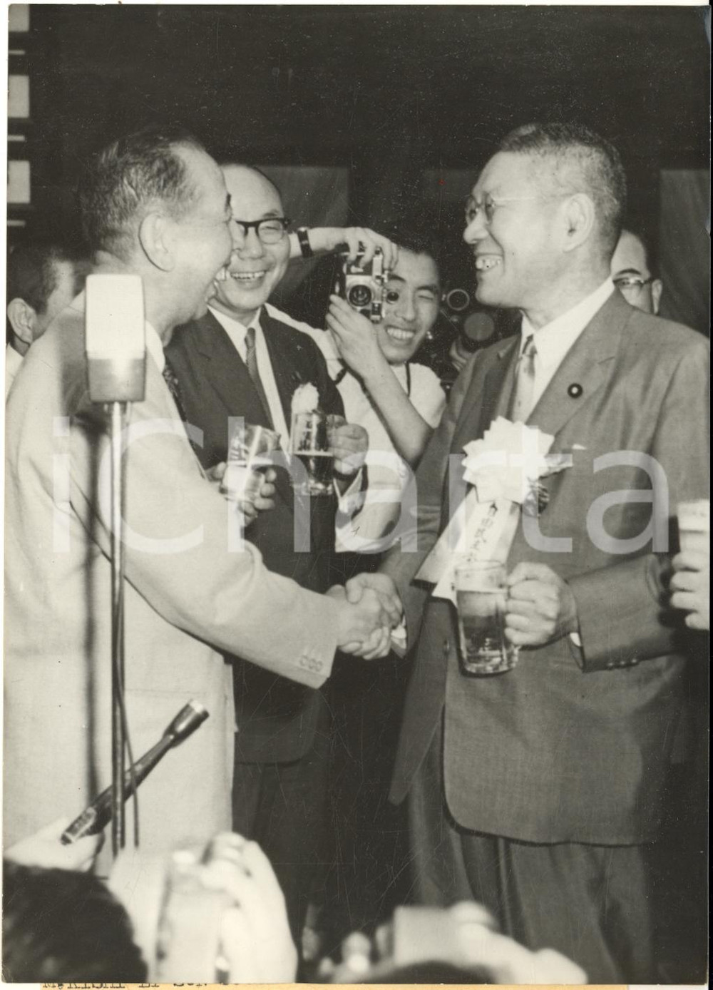 1960 TOKYO (JAPAN) Premier Nobusuke KISHI con il suo successore Hayato IKEDA