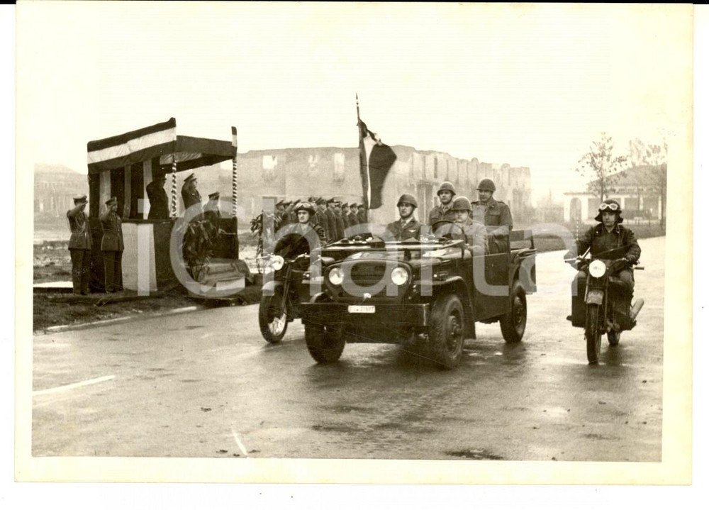 Fotografia d'epoca originale 1961 BERGAMO Divisione LEGNANO Sfilata dei militari su mezzi meccanizzati 1