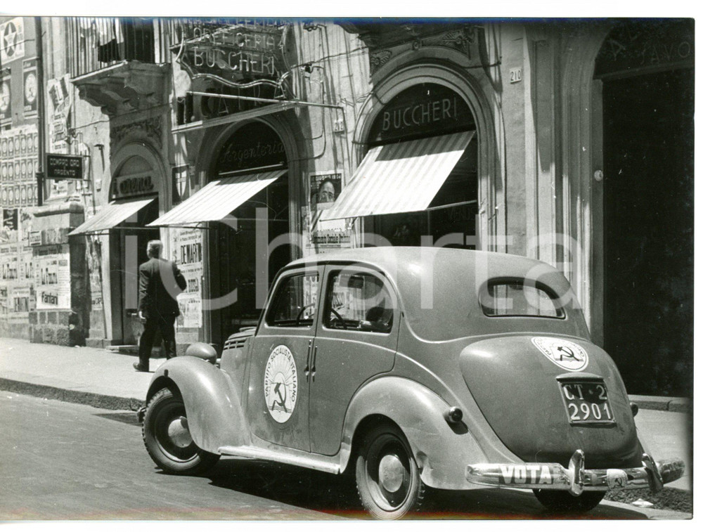 1955 CATANIA Campagna elettorale - FIAT 1100 MUSONE con propaganda PSI *Foto Fotografia d'epoca con didascalia coeva.  CONDIZIONI: G FORMATO: 18x13 cm     originale e autentica 1