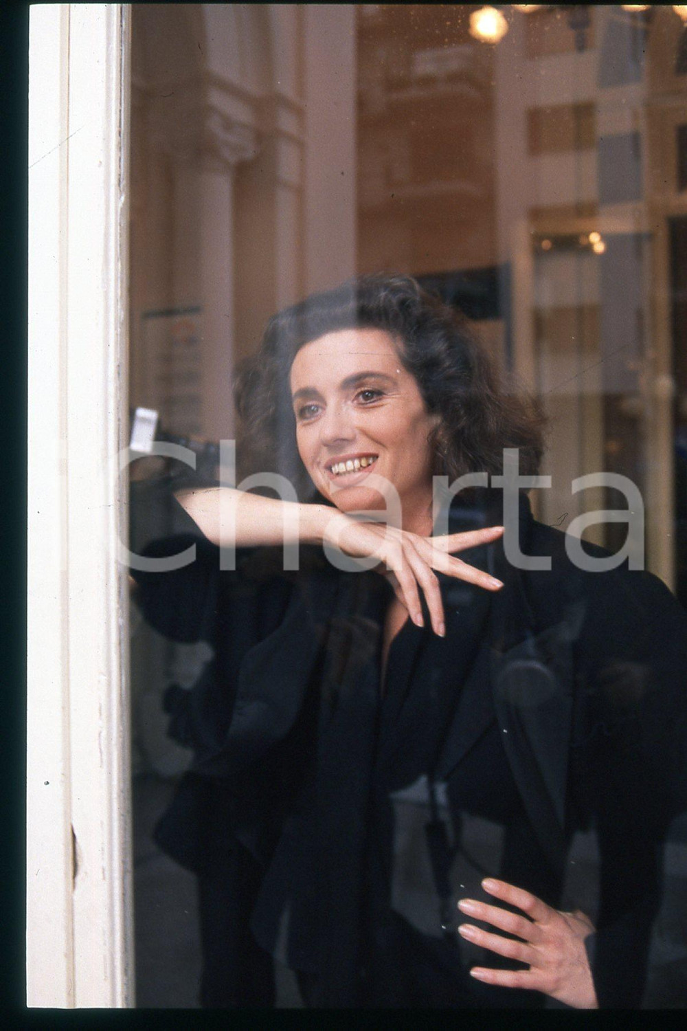 35mm vintage slide* 1985 ca ITALIA - MUSICA, Gigliola CINQUETTI Ritratto (185)  Diapositiva d'epoca, in formato 35 mm.CONDIZIONI: GOODE' severamente vietata la riproduzione. Tutti i diritti sono riservati.Nella diapositiva ICharta mette in vendita, sul negozio eBay e in esclusiva sul sito "icharta" il proprio archivio composto da numerose diapositive e negativi fotografici d'epoca, tutti originali e autentici, che attraversano la storia del costume italiano tra gli la fine degli anni Sessanta e Novanta.Si tratta di uno sguardo inedito sull'attualit&agrave;, la politica, la vita quotidiana, il gossip e la cultura, che fotografa il cambiamento della nazione in quest'ultimo scorcio del XX secolo. Un'occasione unica per il mercato del collezionismo, che vede finalmente disponibile un archivio eccezionale per vastit&agrave;, tematiche e condizioni, in un settore (il negativo fotografico e la diapositiva) di assoluta novit&agrave; e dalle interessanti prospettive di investimento. GOOD/buono   originale e autentica 1
