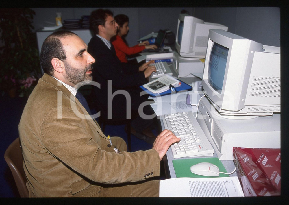 35mm vintage slide* 2000ca COSTUME Stefano DI MICHELE al computer - Ritratto (2)