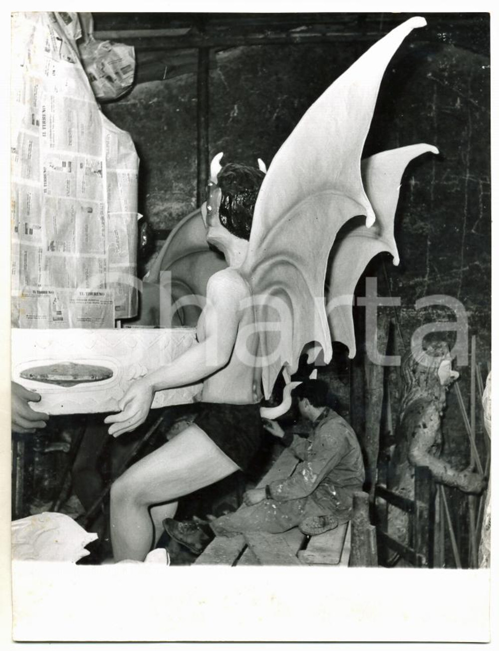 Fotografia d epoca originale 1955 CARNEVALE VIAREGGIO Carrista sistema coda del diavolo  Carro allegorico 1