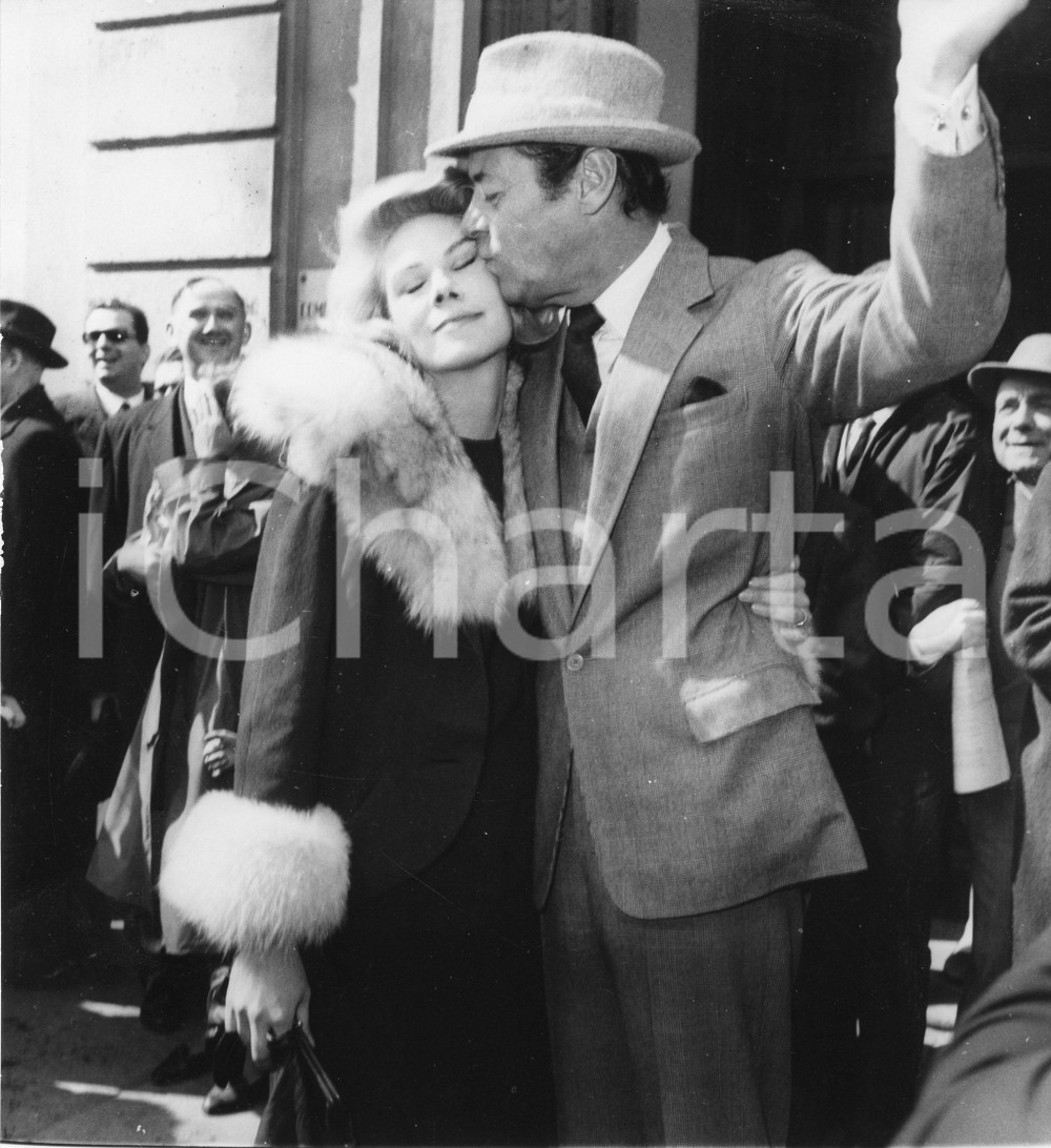 1962 GENOVA Comune - Nozze Rex HARRISON - Rachel ROBERTS (6) Foto vintage 1962Fotografia vintage rara d'epoca.Timbro archivio Publifoto Genova al verso.FORMATO: 18x19 cm CONDIZIONI: G (lievi increspature)ICHARTA mette in vendita le stampe vintage della collezione Publifoto Genova, per la maggior parte inedita o in tiratura di pochi esemplari. Si tratta di un'ottima opportunit&agrave; di investimento per i collezionisti di fotografie d'epoca.    originale e autentica 1