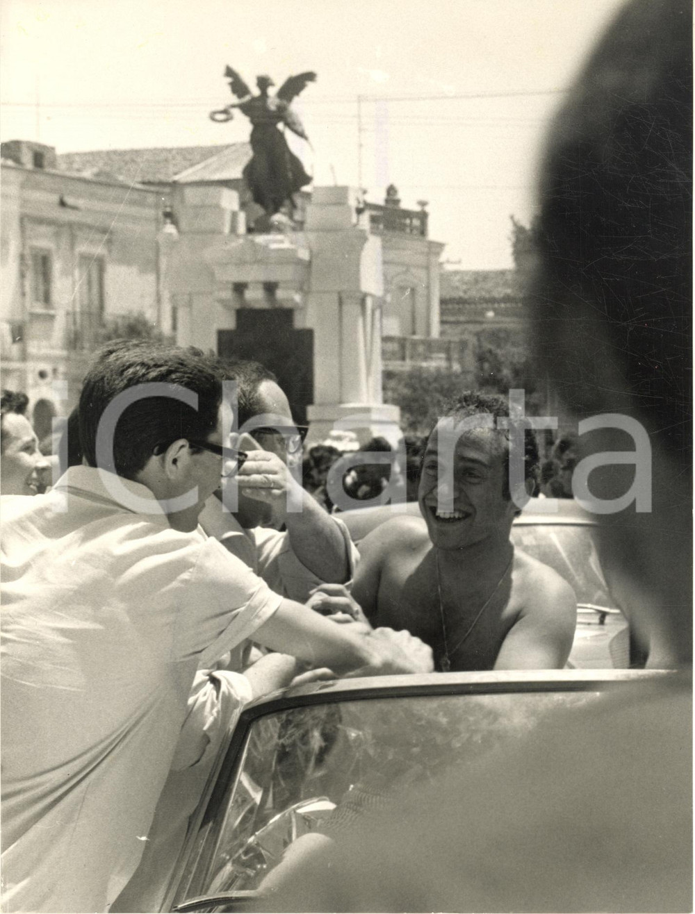 1965 PESCARA CANTAGIRO Il cantante Ricky GIANCO tra la folla *Foto 18x24 cm Fotografia d'epoca con didascalia coeva.  CONDIZIONI: POOR (difetti di stampa e sovraimpressione del timbro al margine superiore)     originale e autentica 1