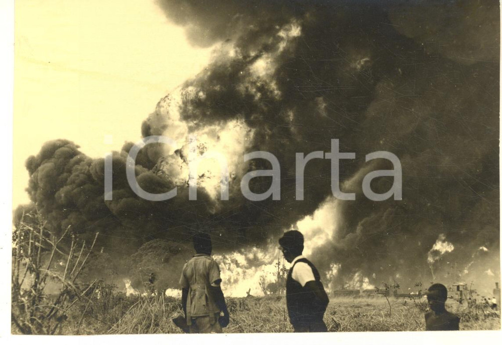 1955 USUMBURA (BURUNDI) Incendio - Lavoratori di un'azienda - Foto 14x10 cm  Fotografia d'epoca.FOTOGRAFO: Photo Neu - Usumbura GOOD/buono  Formato: 14x10 cm originale e autentica 1
