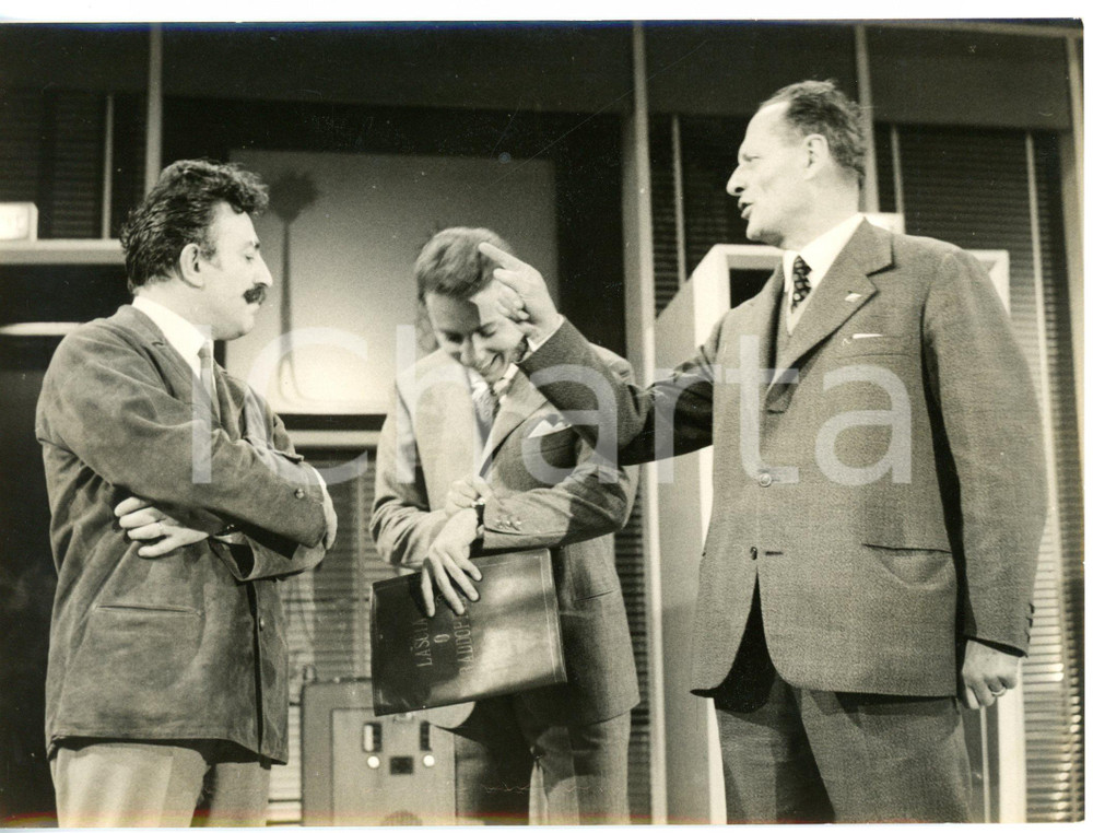 1958 LASCIA O RADDOPPIA? Mike BONGIORNO con Mario BURONZI e Alvaro CASALI *Foto