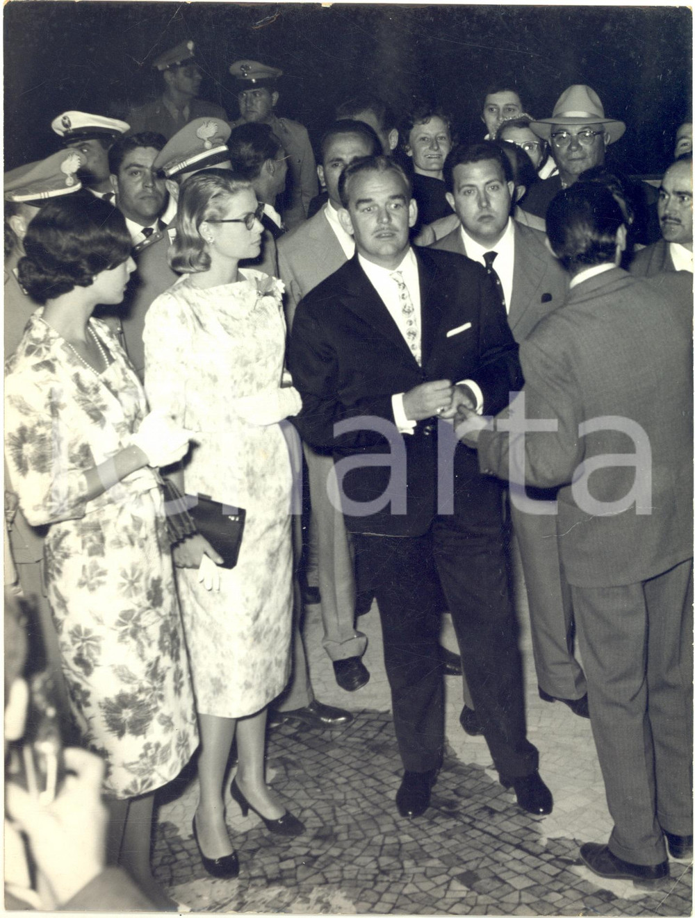 1959 TIVOLI Ranieri e Grace di Monaco dopo la visita a Villa d'Este - Foto   Fotografia d'epoca con didascalia coeva al verso.   CONDIZIONI: FAIR (piegature centrali e al margine superiore) FORMATO: 18x24 cm     originale e autentica 1