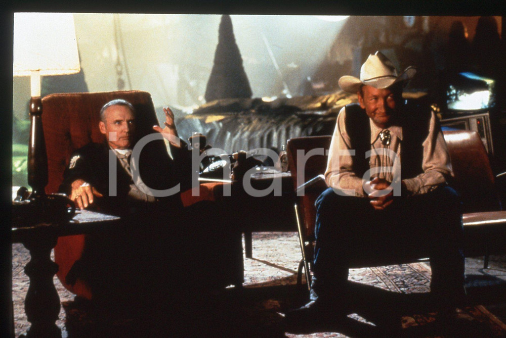 35mm vintage slide* 1998 Film MEET THE DEEDLES - Dennis HOPPER Robert ENGLUND 1   Diapositiva d'epoca, in formato 35 mm.  CONDIZIONI: GOOD   Tutti i diritti riservati.E' severamente vietata la riproduzione.  ICharta mette in vendita, sul negozio eBay e in esclusiva sul sito "icharta" il proprio archivio composto da numerose diapositive e negativi fotografici d'epoca, tutti originali e autentici, che attraversano la storia del costume italiano tra gli la fine degli anni Sessanta e Novanta.Si tratta di uno sguardo inedito sull'attualit&agrave;, la politica, la vita quotidiana, il gossip e la cultura, che fotografa il cambiamento della nazione in quest'ultimo scorcio del XX secolo. Un'occasione unica per il mercato del collezionismo, che vede finalmente disponibile un archivio eccezionale per vastit&agrave;, tematiche e condizioni, in un settore (il negativo fotografico e la diapositiva) di assoluta novit&agrave; e dalle interessanti prospettive di investimento.   originale e autentica 1