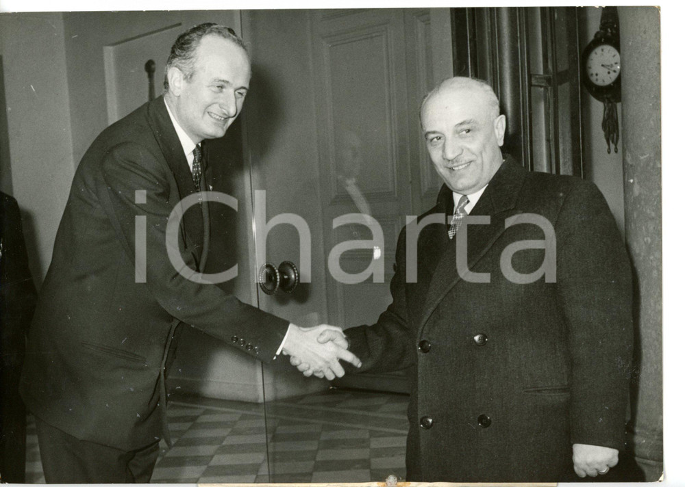 Fotografia d epoca originale 1959 PARIS Stretta di mano tra Amintore FANFANI e Geoffroy DE COURCEL Foto 1