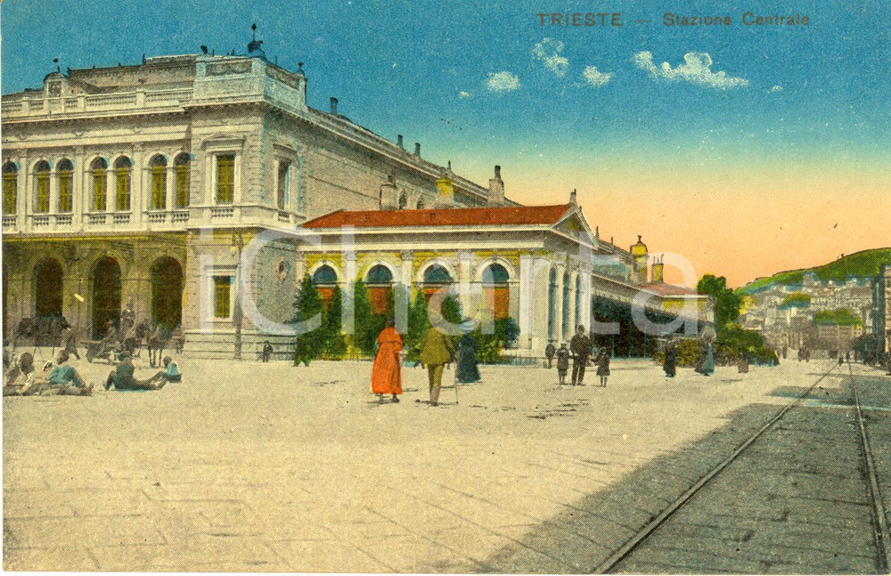 Cartolina originale da collezione 1920 ca TRIESTE Esterno della STAZIONE CENTRALE *Cartolina ill. ANIMATA FP NV 1