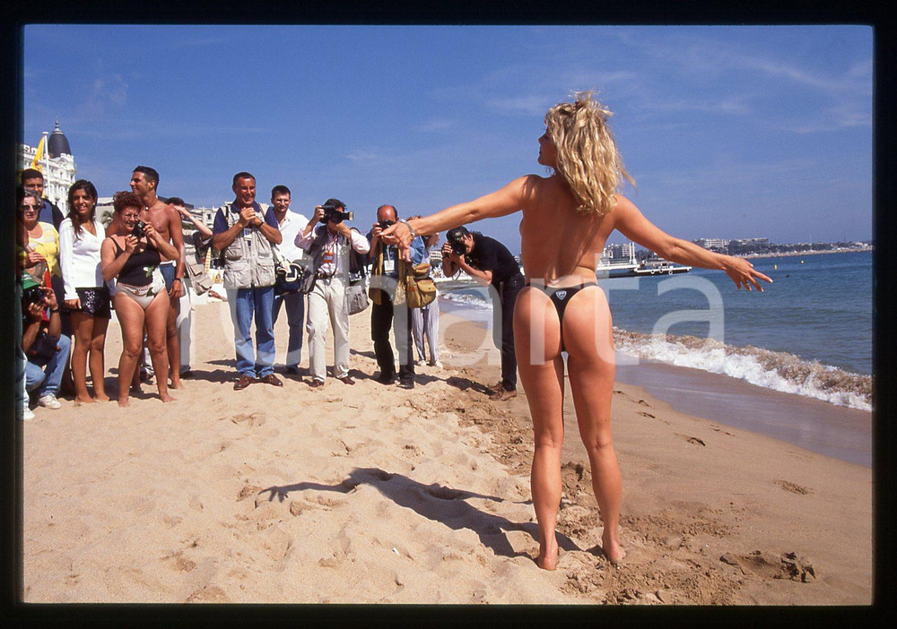 35mm vintage slide* 1995 CANNES CINEMA Melissa MURRAY in topless - Ritratto 4  Diapositiva d'epoca, in formato 35 mm.CONDIZIONI: GOODTutti i diritti riservatiE' severamente vietata la riproduzione. ICharta mette in vendita, sul negozio eBay e in esclusiva sul sito "icharta" il proprio archivio composto da numerose diapositive e negativi fotografici d'epoca, tutti originali e autentici, che attraversano la storia del costume italiano tra gli la fine degli anni Sessanta e Novanta.Si tratta di uno sguardo inedito sull'attualit&agrave;, la politica, la vita quotidiana, il gossip e la cultura, che fotografa il cambiamento della nazione in quest'ultimo scorcio del XX secolo. Un'occasione unica per il mercato del collezionismo, che vede finalmente disponibile un archivio eccezionale per vastit&agrave;, tematiche e condizioni, in un settore (il negativo fotografico e la diapositiva) di assoluta novit&agrave; e dalle interessanti prospettive di investimento.  originale e autentica 1