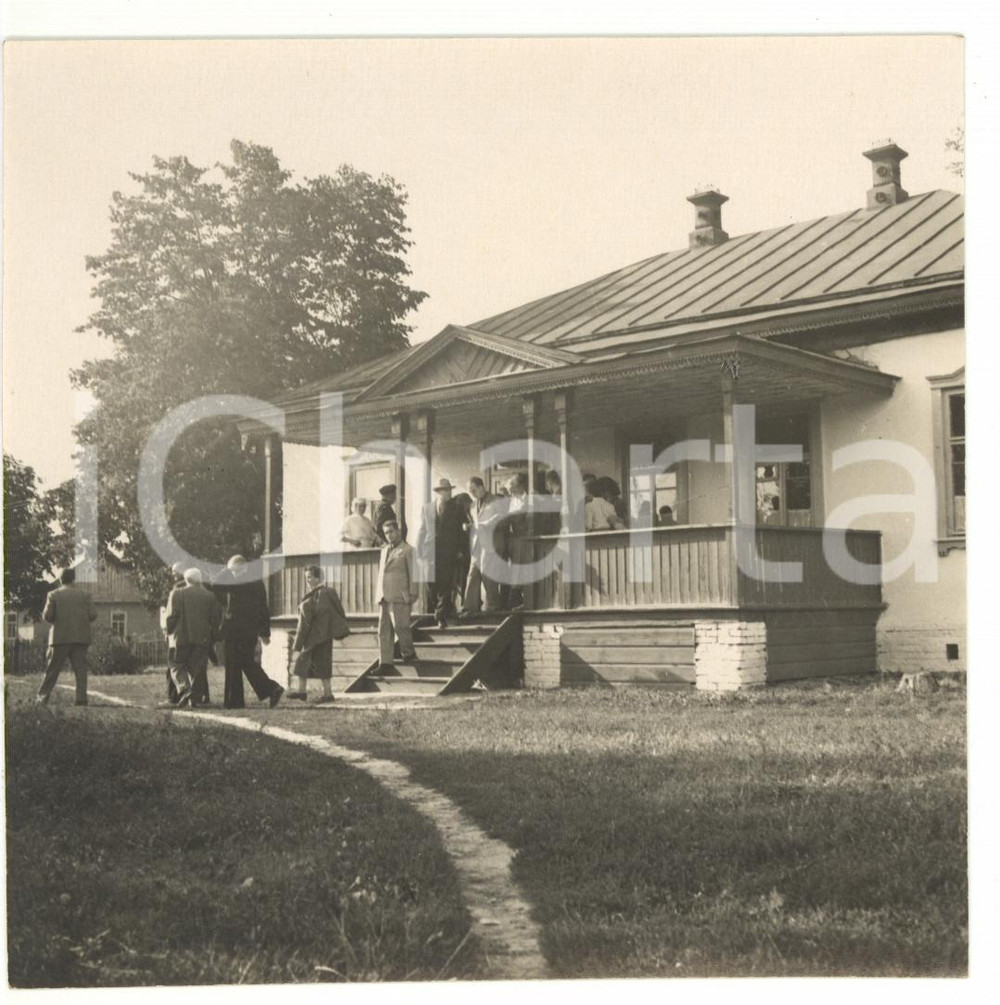 1955 ca KIEV (URSS) Delegazione socialista visita ospedale di un kolchoz *Foto Fotografia d'epoca con didascalia coeva al verso.La fotografia &egrave; relativa alla visita di una delegazione socialista italiana nella Kiev dell'ex URSS, tra universit&agrave; e mondo rurale.Facevano parte della delegazione l'on. Alcide Malagugini e Francesco Flora.  CONDIZIONI: G CONDIZIONI: 13x13 cm&Egrave; severamente vietata la riproduzione. Tutti i diritti sono riservati.    originale e autentica 1