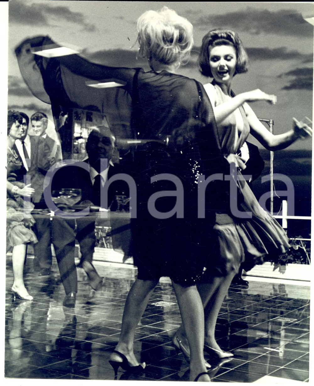 Fotografia d epoca originale 1960 ca PARIS Festa da ballo in un locale notturno Foto VINTAGE 20x25 1