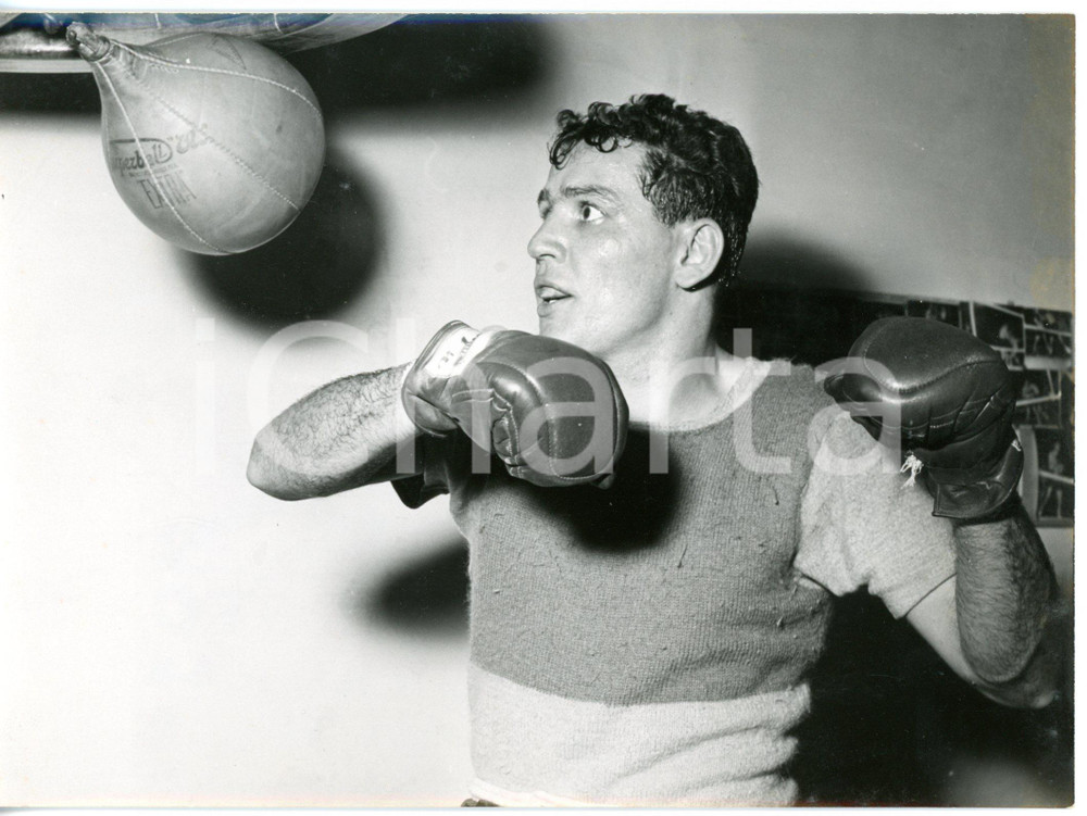 1956 ROMA - BOXE - Campione Pesi Welter Emilio MARCONI durante un allenamento