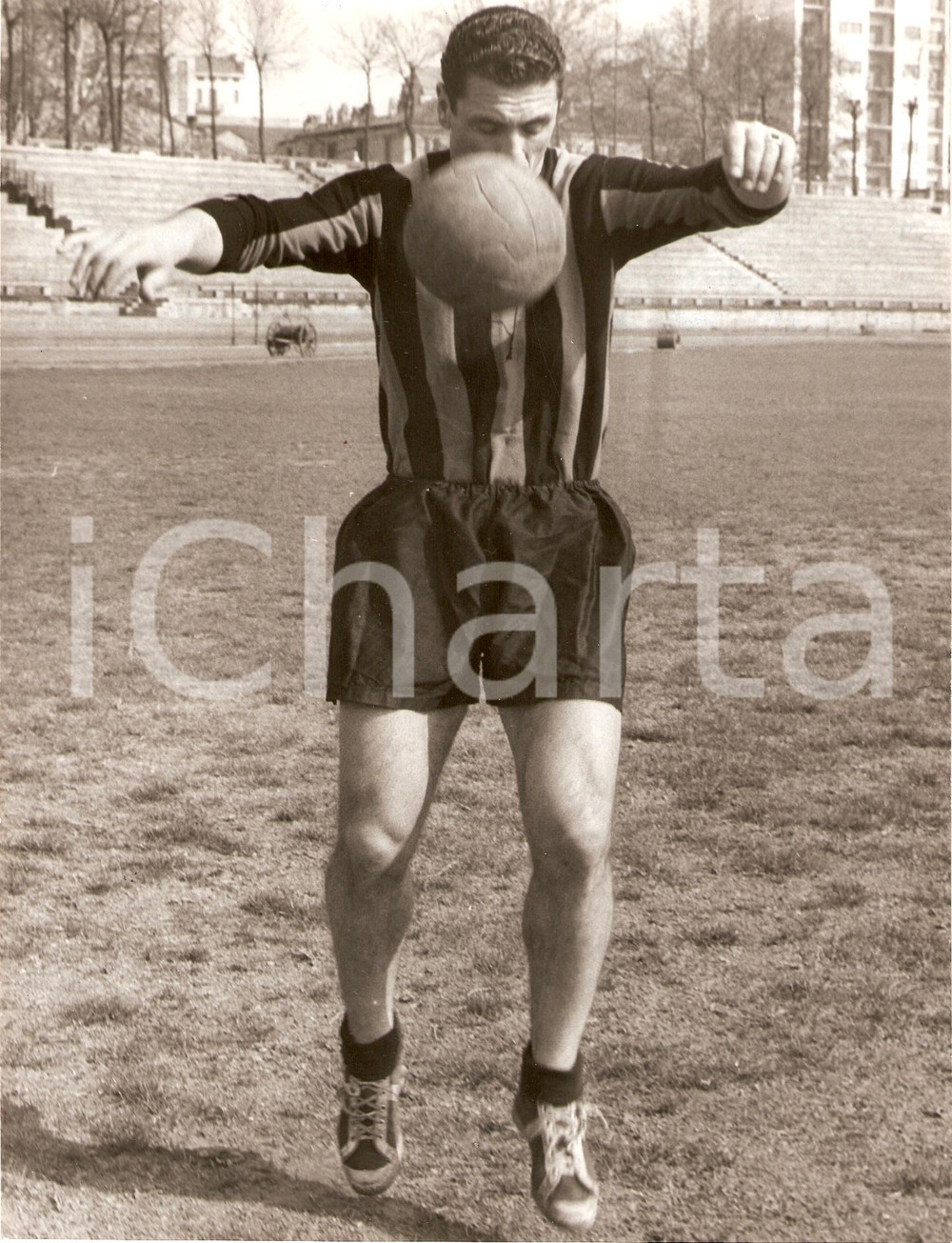 Fotografia d epoca originale 1952 MILANO Arena INTER Calcio Ivano BLASON Stop di petto Fotografia 1