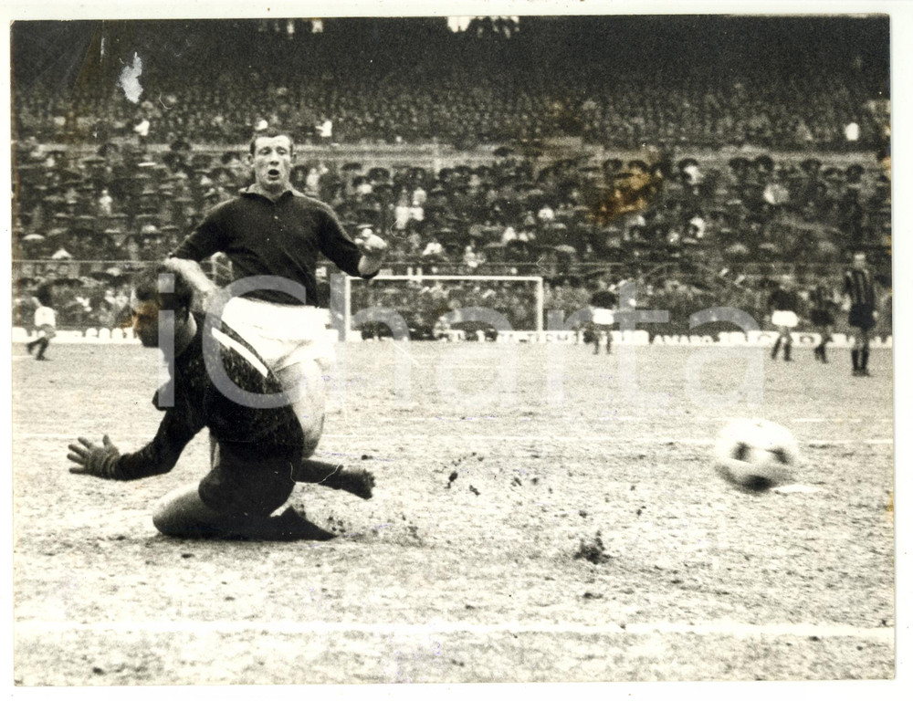 1966 CALCIO INTER-ROMA 2-2 Giuliano SARTI - Gol di Angelo SPANIO *Foto 24x18 cm  Fotografia d'epoca con didascalia coeva al verso.   CONDIZIONI: FAIR (bassa qualit&agrave; di stampa; lievi piegature) FORMATO: 24x18 cm     originale e autentica 1