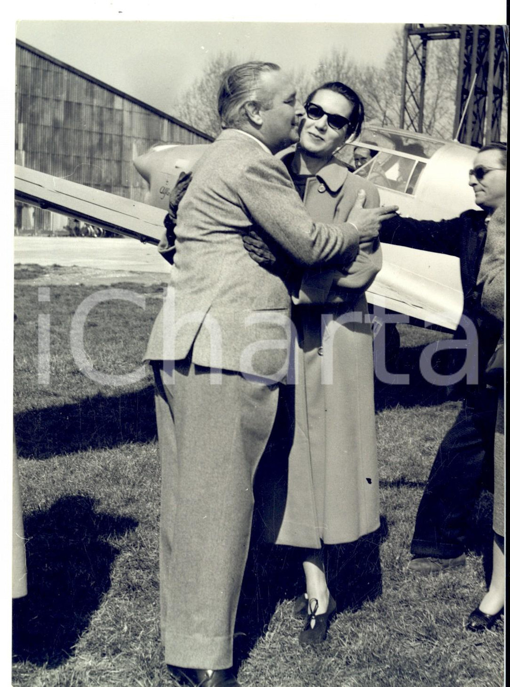 Fotografia d epoca originale 1953 MILANO Maner LUALDI abbraccia la moglie prima di partire per il raid artico 1