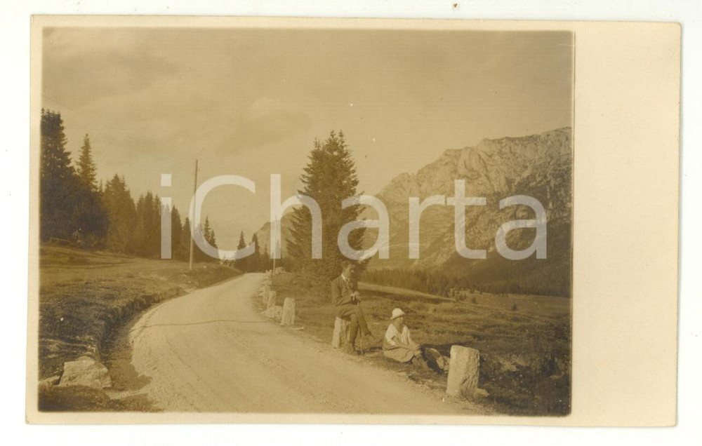 Fotografia d epoca originale 1920 ca TRENTINO ESCURSIONISMO Coppia di turisti a riposo  Foto cartolina 1