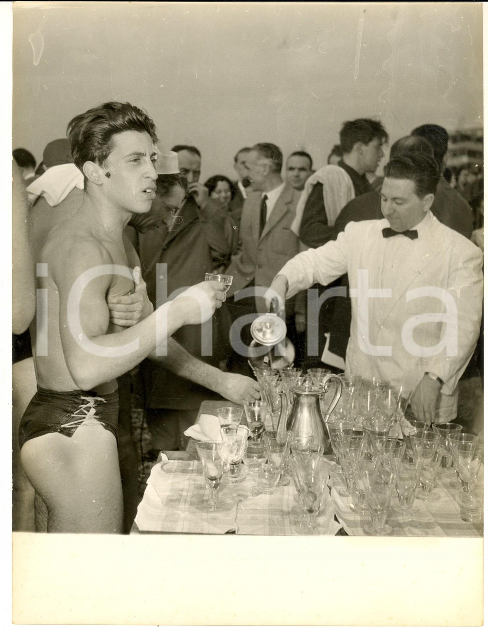 1955 ca GENOVA Cimento invernale - Nuotatore si riscalda con il punch - Foto 
