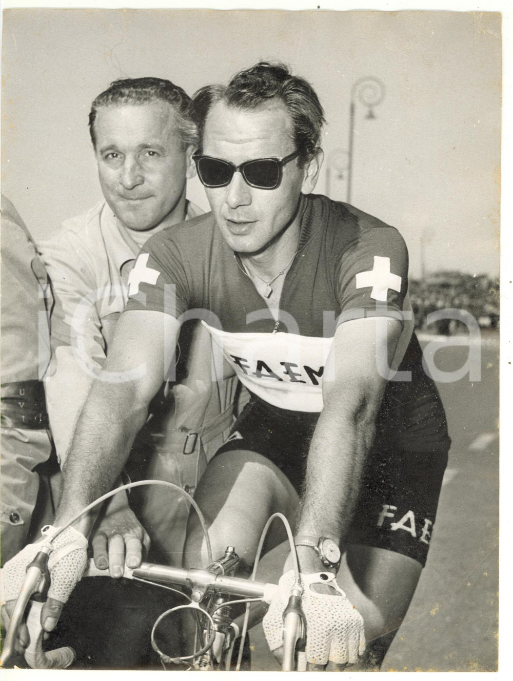 1955 GENOVA - CICLISMO GIRO D'ITALIA Hugo KOBLET nella tappa a cronometro - Foto  Fotografia d'epoca con didascalia coeva.  CONDIZIONI: POOR (piegature diffuse) FORMATO: 18x24 cm     originale e autentica 1