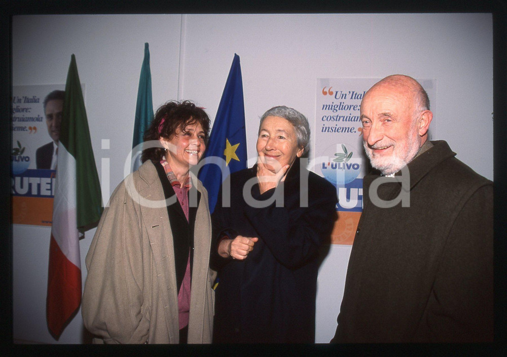 35mm vintage slide* 2000 MILANO Gae AULENTI Vittorio GREGOTTI Milly MORATTI (1)  Diapositiva d'epoca, in formato 35 mm. Nella diapositiva compaiono Gae Aulenti, Vittorio Gregotti e Milly Moratti in occasione dell'inaugurazione dei "Comitati Rutelli" organizzati dall'Ulivo a Milano, il 5 dicembre 2000.CONDIZIONI: GOOD Tutti i diritti riservati.E' severamente vietata la riproduzione. ICharta mette in vendita, sul negozio eBay e in esclusiva sul sito "icharta" il proprio archivio composto da numerose diapositive e negativi fotografici d'epoca, tutti originali e autentici, che attraversano la storia del costume italiano tra gli la fine degli anni Sessanta e Novanta.Si tratta di uno sguardo inedito sull'attualit&agrave;, la politica, la vita quotidiana, il gossip e la cultura, che fotografa il cambiamento della nazione in quest'ultimo scorcio del XX secolo. Un'occasione unica per il mercato del collezionismo, che vede finalmente disponibile un archivio eccezionale per vastit&agrave;, tematiche e condizioni, in un settore (il negativo fotografico e la diapositiva) di assoluta novit&agrave; e dalle interessanti prospettive di investimento.  originale e autentica 1