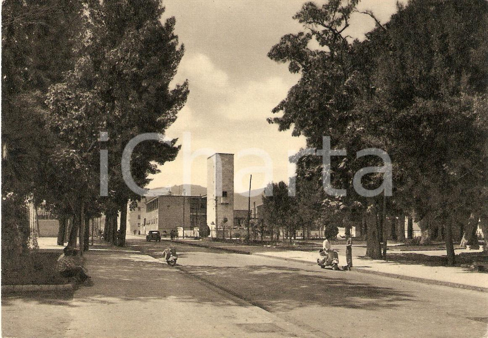 Cartolina originale da collezione 1960 circa AVELLINO Veduta giardini pubblici con VESPA Cartolina animata FG VG 1