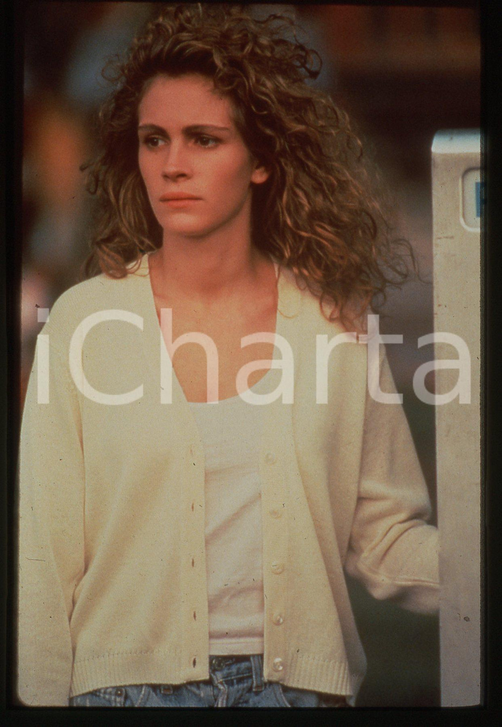 35mm vintage slide* 1990ca CINEMA Julia ROBERTS Ritratto dell'attrice (6) Diapositiva d'epoca, in formato 35 mm. CONDIZIONI: GOODE' severamente vietata la riproduzione. Tutti i diritti sono riservati. ICharta mette in vendita, sul negozio eBay e in esclusiva sul sito "icharta" il proprio archivio composto da numerose diapositive e negativi fotografici d'epoca, tutti originali e autentici, che attraversano la storia del costume italiano tra gli la fine degli anni Sessanta e Novanta.Si tratta di uno sguardo inedito sull'attualit&agrave;, la politica, la vita quotidiana, il gossip e la cultura, che fotografa il cambiamento della nazione in quest'ultimo scorcio del XX secolo. Un'occasione unica per il mercato del collezionismo, che vede finalmente disponibile un archivio eccezionale per vastit&agrave;, tematiche e condizioni, in un settore (il negativo fotografico e la diapositiva) di assoluta novit&agrave; e dalle interessanti prospettive di investimento.  originale e autentica 1