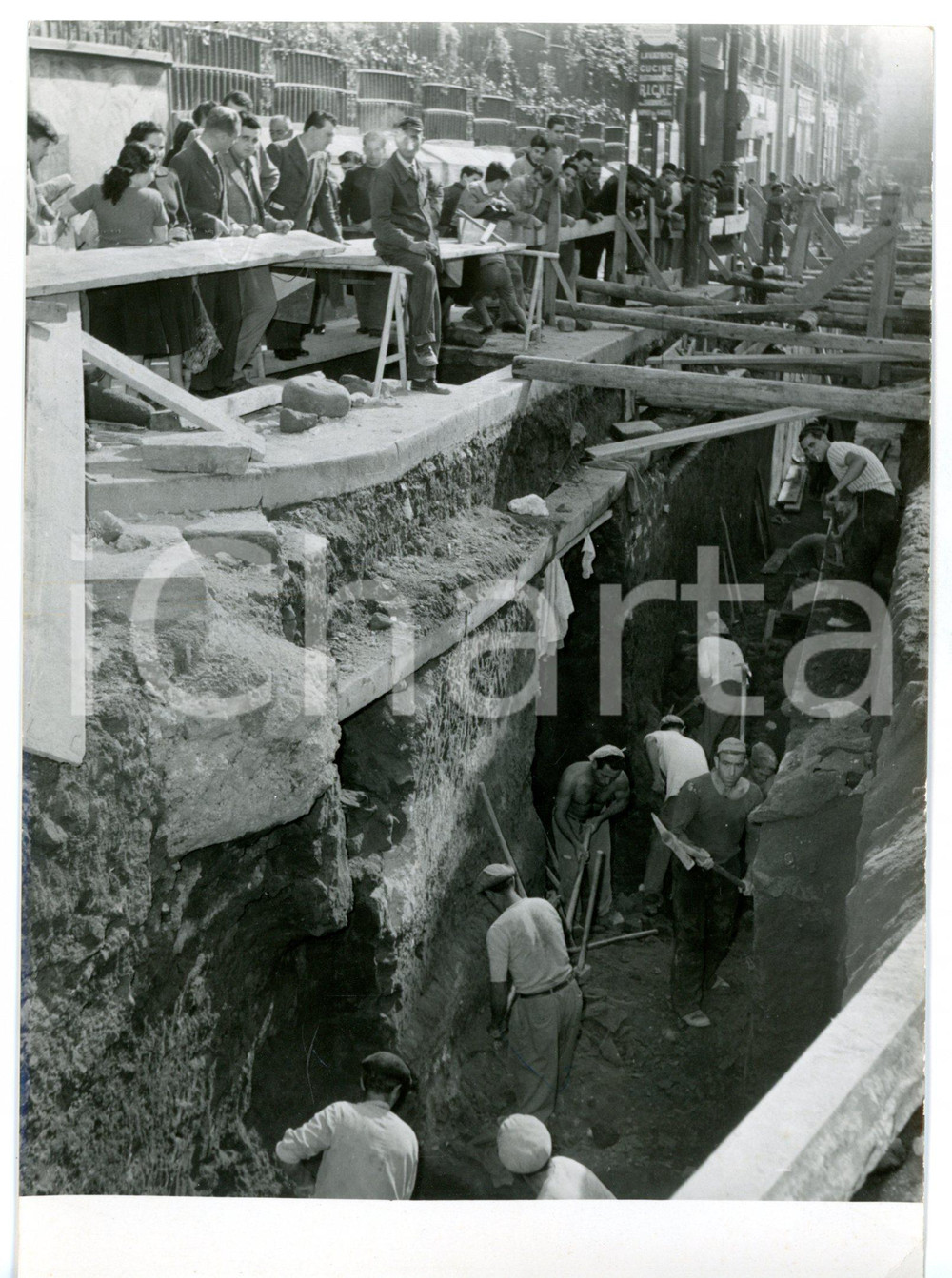 1953 NAPOLI Piazza dei Martiri - Operai scoprono deposito di ossa umane - Foto