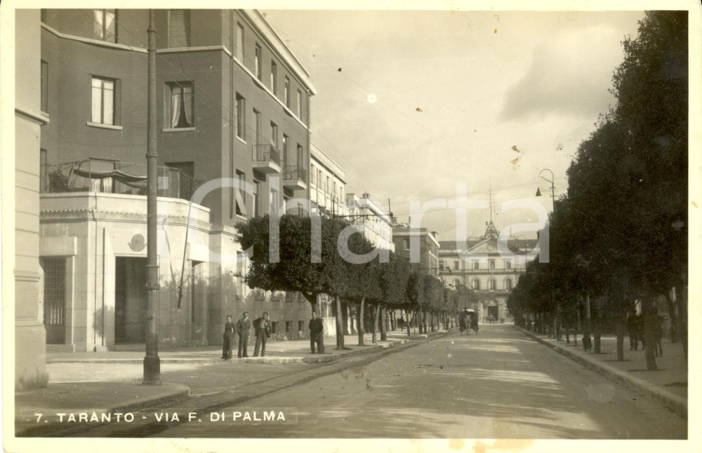 Cartolina originale da collezione 1943 TARANTO Veduta di via FEDERICO DI PALMA con passanti Cartolina FP VG 1