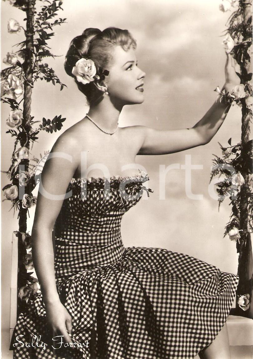 Cartolina originale da collezione 1955 ca CINEMA Actress Sally FORREST Portrait with flowers Cartolina FG NV 1
