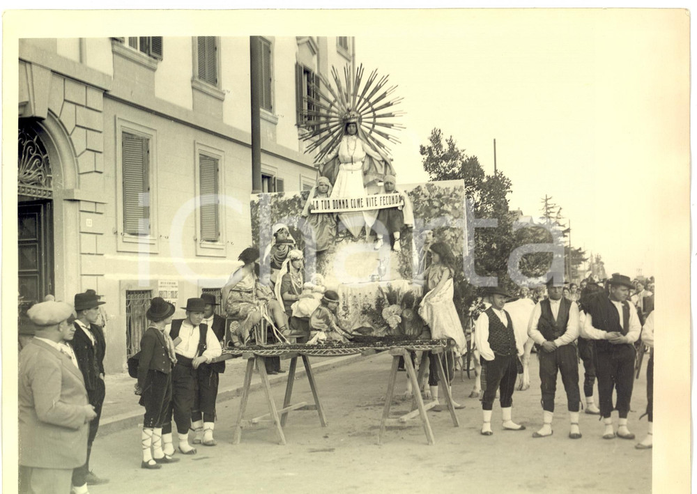 Fotografia d epoca originale 1930 ca ABRUZZO Sfilata pittoresca in costume tradizionale FOTO LUCE 1