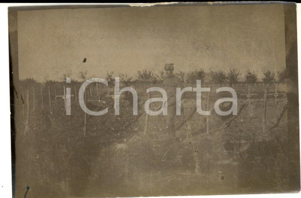 Fotografia d epoca originale 1919 WW1 VENETO Ufficiale in un cimitero di guerra Fotografia 9x6 cm 1